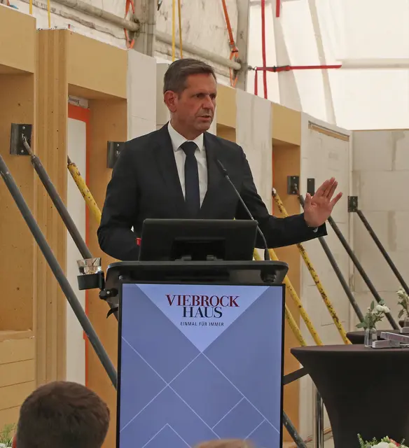 Olaf Lies dankte der Familie Viebrock für ihr unternehmerisches Engagement | Foto: jd