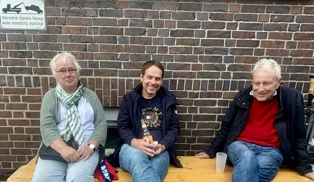 Renate Wurster (v.li.), Christoph Wurster und Wilfrid Schweiger-Lemgo genießen das Sommerfest | Foto: sts