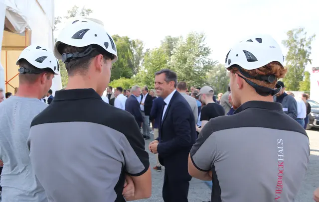 Vor der Veranstaltung spricht Olaf Lies mit einigen Viebrock-Beschäftigten | Foto: jd