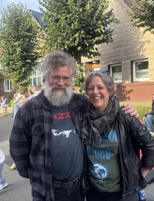 Andreas Teich 53 (v.li.) und Anna Lohmeyer (48) setzen sich sehr für Themen wie Klimaschutz, Soziale Gerechtigkeit , ÖPNV, Inklusion und Verkehrssicherheit ein und freuen sich riesig, dass die Jugendarbeit der Brüggerei in der Gemeinde Jork einen so großen Anklang findet | Foto: sts