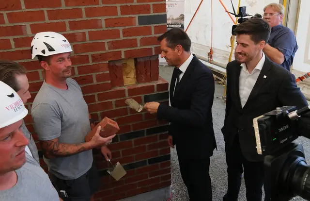 Ein Schlag Mörtel - und fertig: Ministerpräsident Olaf Lies mauert die Zeitkapsel ein | Foto: jd