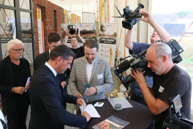 Die Zeitkapsel wird gefüllt | Foto: jd