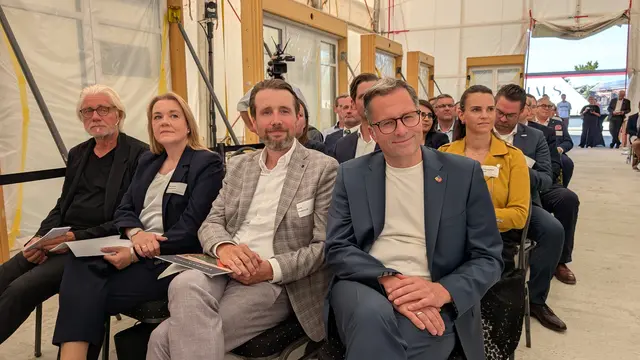 Auch Landrat Kai Seefried (vorne re.) und Stades stellvertretende Bürgermeisterin Melanie Reinecke hielten eine Ansprache. Zwischen ihnen saß Dirk Viebrock. Wolfgang Stephan moderierte die Veranstaltung | Foto: jd