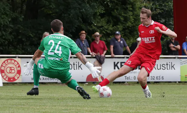 Niklas Schulz (rechts) - hier gegen Dassendorf - steuerte zwei Treffer für die Buchholzer zum 4:1-Sieg beim ETSV bei  | Foto: ks