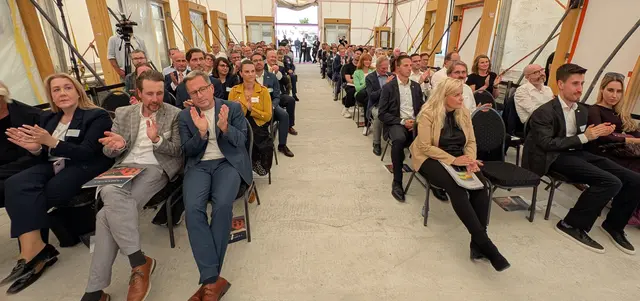 Zur Ecksteinsetzung waren zahlreiche Gäste erschienen. Das Zelt wurde für nicht für die Gäste aufgestellt. Es dient zum Schutz der Baustelle | Foto: jd