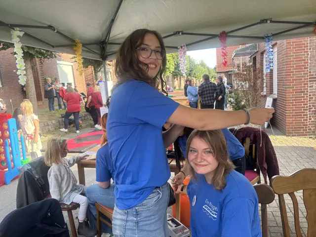  July Fey (19) flechtet großen und kleinen Besuchern die Haare | Foto: sts