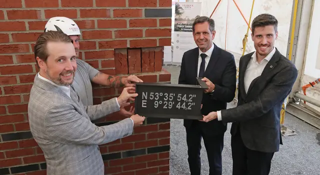 Der bei Viebrockhaus traditionelle Eckstein wird gesetzt (v. li.): Dirk Viebrock, Olaf Lies und Lars Viebrock | Foto: jd