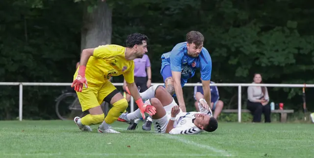 Estes Keeper Özgür Kiziltas (links) und sein Abwehrspieler Jan Bünning (rechts) hatten vermeintlich gegen BFC-Kicker Manuel Alscher geklärt. Der Schiedsrichter entschied jedoch auf Elfmeter  | Foto: ks