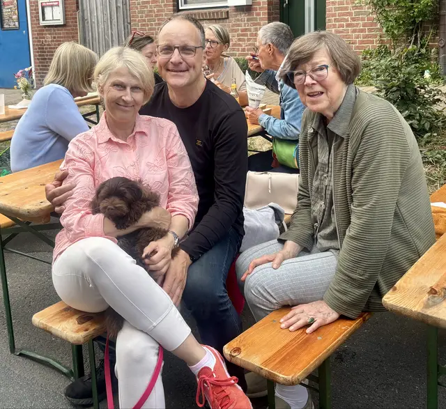 Sandra Sonntag (58) (v.li.) mit Barney (5,5 Monate), Alexander Mang (56) und Lilly Budde (84) | Foto: sts