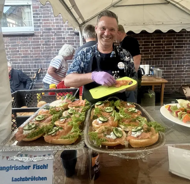 Jan Körbelin ist passionierter Angler und bietet seine frischen Brötchen mit Lachs und geheimer Wildbeerenmischung an | Foto: sts