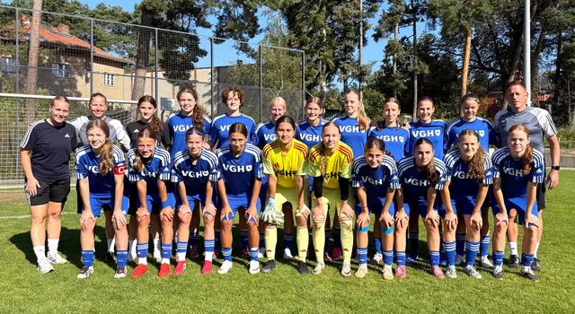 U 16-Juniorinnenauswahl des Niedersächsischen Fußballverbandes mit Jahrgangstrainer Arndt Westphal (re.) | Foto: NFV