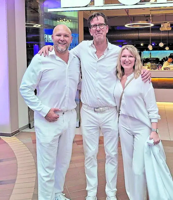 Hatten Freude beim White Dinner (v.li.): Frank Bökler (Buchholzer Tafel), Bernhard Unger (Ortsbürgermeister Holm-Seppensen) und Julia Bökler (Buchholzer Tafel) | Foto: André Welle
