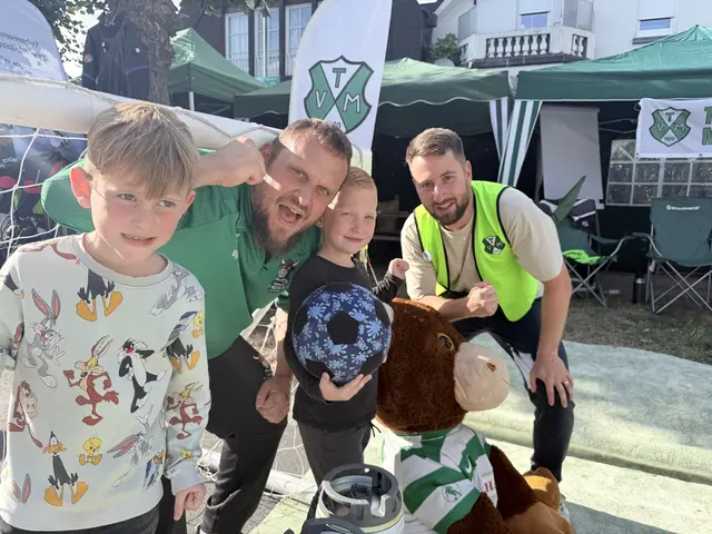 Jonnis (li.) und Luca mit den Trainern des TV Meckelfeld beim Tore schießen  | Foto: Silke König 