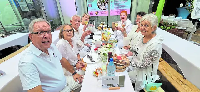 Die Teilnehmer hatten viel Freude am White Dinner | Foto: Andre Welle