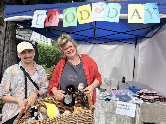 Nis Evers und Manuela Bunde hofften auf viele Spenden für den guten Zweck  | Foto: Silke König 