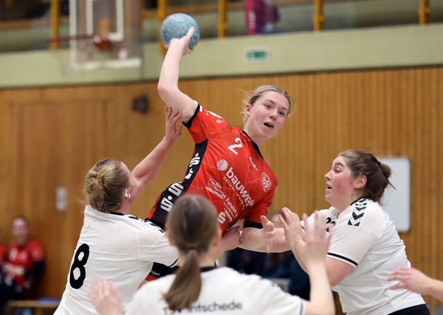 Lena Magull (am Ball) kam auf insgesamt acht Feldtore für den TuS Jahn Hollenstedt | Foto: cc