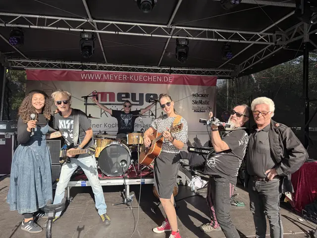 Die Band Münchhausen aus Itzehoe rockte das Dorffest zum zweiten Mal  | Foto: Silke König 