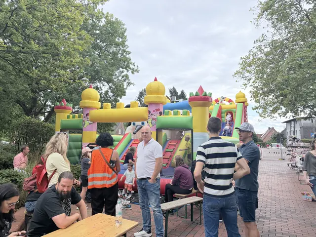 Auspowern für Kinder und Verschnaufpause für die Eltern an der Hüpfburg | Foto: Silke König 