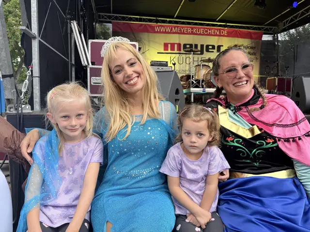 Anisa Ben Amor als "Elsa" und Jasmin Scheiter als "Anna" mit den Mädchen der Familie Basler aus Meckelfeld | Foto: Silke König 