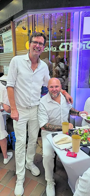 Bernhard Unger und Frank Bökler (Buchholzer Tafel) am Tisch, den der Ortsbürgermeister von Holm-Seppensen den Ehrenamtlern gesponsert hat | Foto: André Welle
