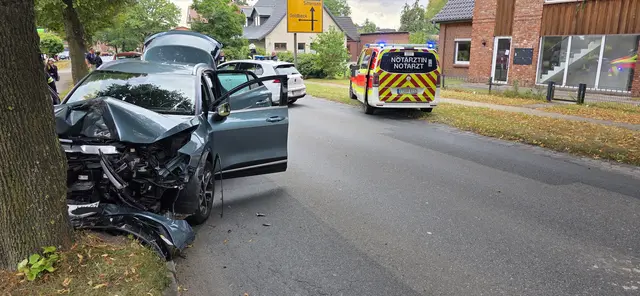 Ein 51 jähriger Autofahrer aus Jork kommt von Straße ab | Foto: Feuerwehr Beckdorf
