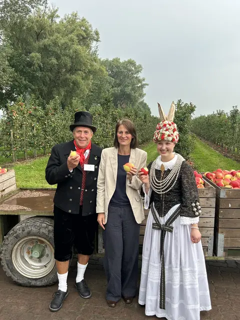 Lühe-Rathauschef Timo Gerke mit Niedersachsens Landwirtschaftsministerin Miriam Staudte und der Altländer Blütenkönigin Anna Faby | Foto: tg