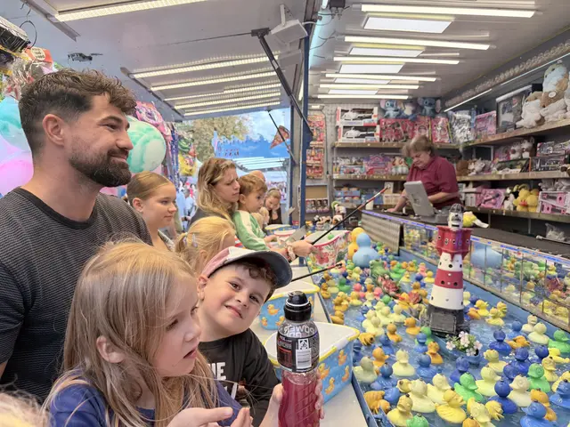 Entenangeln am "Glücksschloss": Familie Hesse aus Meckelfeld besucht in jedem Jahr die bunte Meile  | Foto: Silke König 