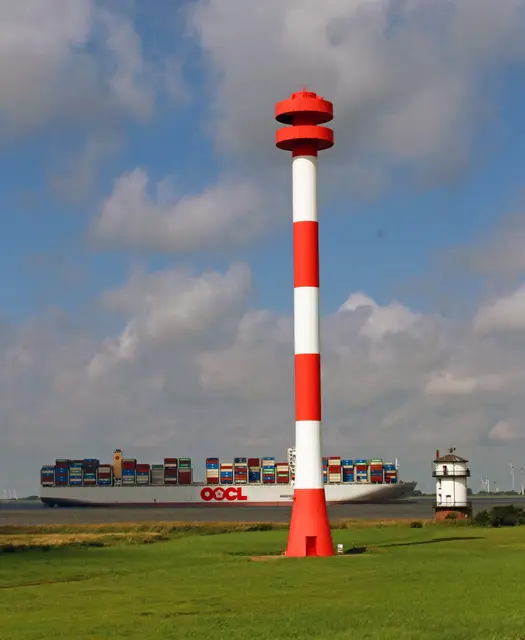 Die "OOCL Portugal" passiert die Baljer Leuchttürme