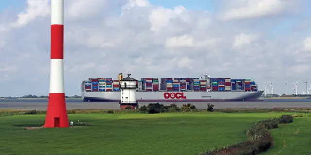 Die "OOCL Portugal" auf Höhe des Baljer Leuchtturms. Der fast 400 Meter lange Containerriese legt am Dienstag im Hamburger Hafen ab | Foto: jd
