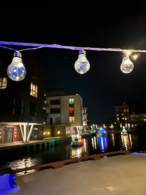 Stimmungsvoll: die Lichterfahrt im Buxtehuder Hafen | Foto: Marianne Jost