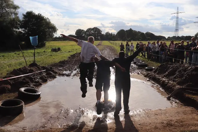 Das Bad im Wassergraben hat Tradition für die Sieger | Foto: Heike van Gunst