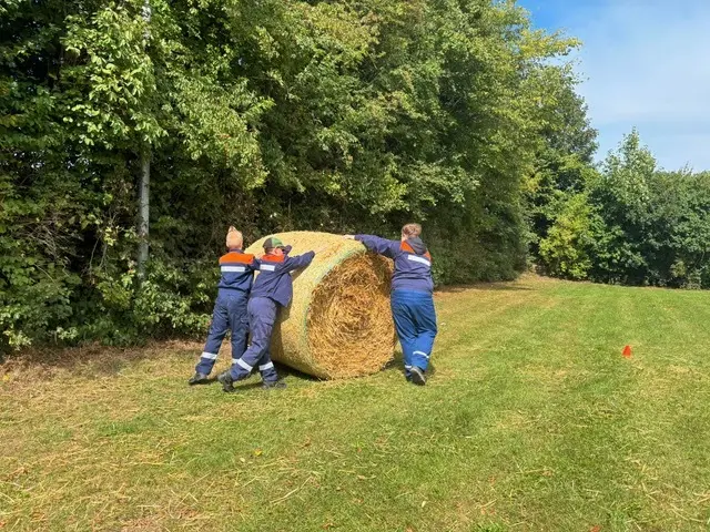Strohballrollen war eine der Disziplinen, bei denen der Feuerwehrnachwuchs Können und Teamgeist bewies | Foto: Kreisjugendfeuerwehr Stade