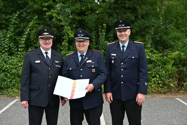 Der Ausgezeichnete Arne Behrens (Mi.) mit dem Kreisverbandsvorsitzenden Jörn Petersen (li.) und Hanstedts Gemeindebrandmeister Sebastian Seier | Foto: Mathias Wille