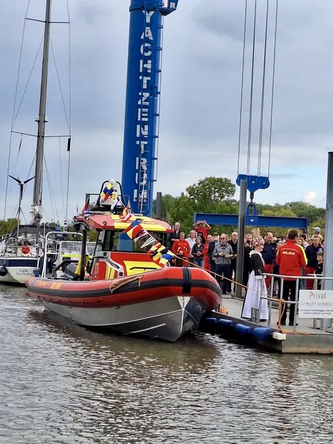 Die Altländer Blütenkönigin taufte das neue Motorrettungsboot auf den Namen „Föhr Wied“ | Foto: DRLG Horneburg/ Altes Land