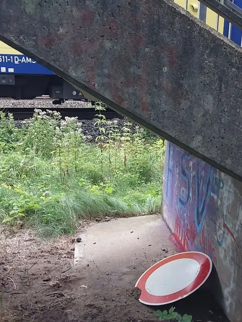 Das Verkehrsschild wurde durch den Aufprall von der Strecke geschleudert | Foto: Bundespolizei