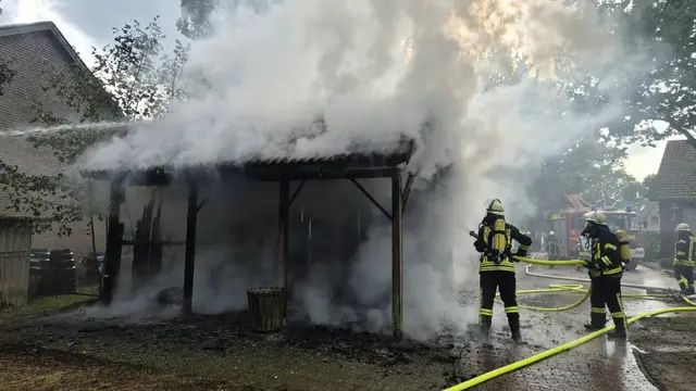 Einsatzkräfte der Feuerwehr Oldendorf bei Löscharbeiten am brennenden Unterstand | Foto: Fabian Deede/Feuerwehr Oldendorf