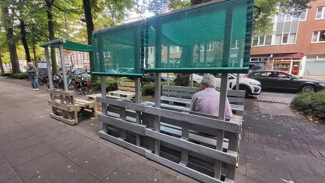 Die Sitzgruppe vor Woolworth