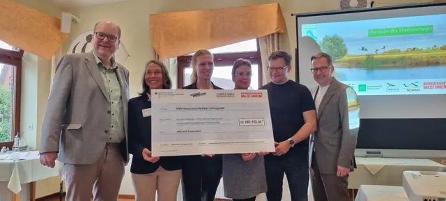 Übergabe des Schecks an die Initiatoren (v. li.): Nieders. Umweltminister Christian Meyer, Frauke Hennek (NABU), Kathrin Samson, Beatrice Claus (beide WWF), Bundesumweltminister Carsten Schneider und Landrat Kai Seefried | Foto: ig
