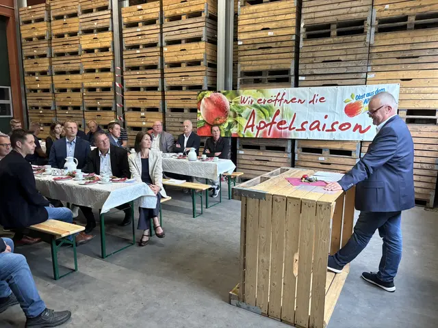 Claus Schliecker und Gäste der Apfelsaisoneröffnung 2026
 | Foto: Fachgruppe Obstbau im Landvolk Niedersachsen