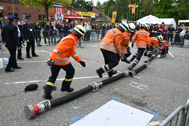 Die Feuerwehr beim Kuppeln der Saugleitung | Foto: Mathias Wille