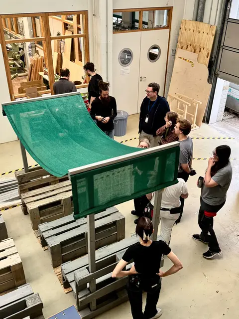 Rund 30 Studierende haben die Sitzgruppen am Wochenende in der Hochschule 21gebaut | Foto: hs21