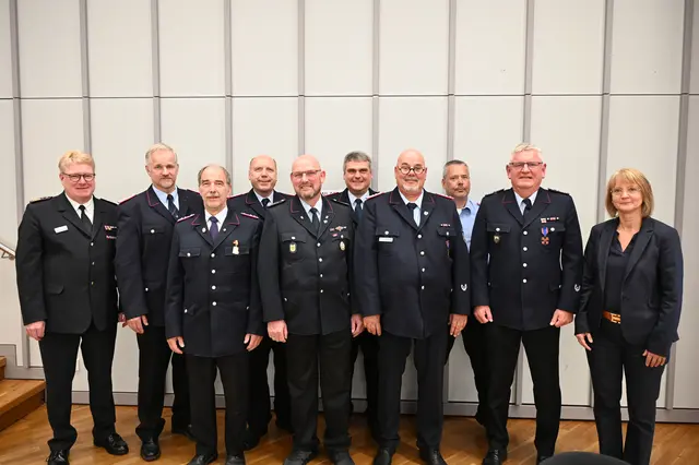 Kreisverbandsvorsitzender Jörn Petersen (v. li.) mit den Geehrten Lars Otten, Hartmut Zerwer, Dirk Behmer, Dirk Breitenhagen, Stephan Schick, Martin Ohl, Sven Bauer, Bernd Block und Kreisrätin Annerose Tiedt | Foto: Mathias Wille