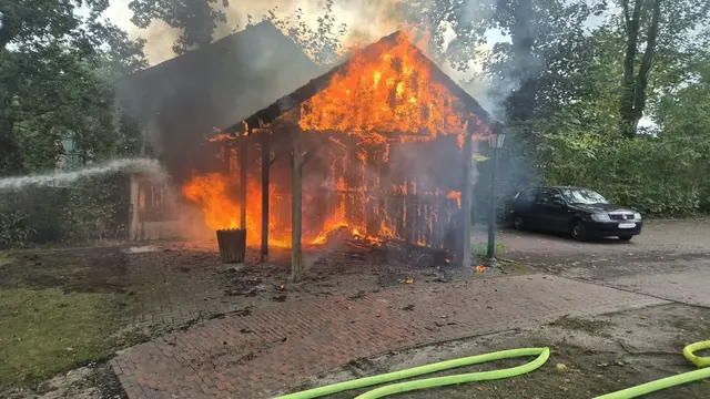 Der Unterstand stand vollständig in Flammen | Foto: Fabian Deede/Feuerwehr Oldendorf