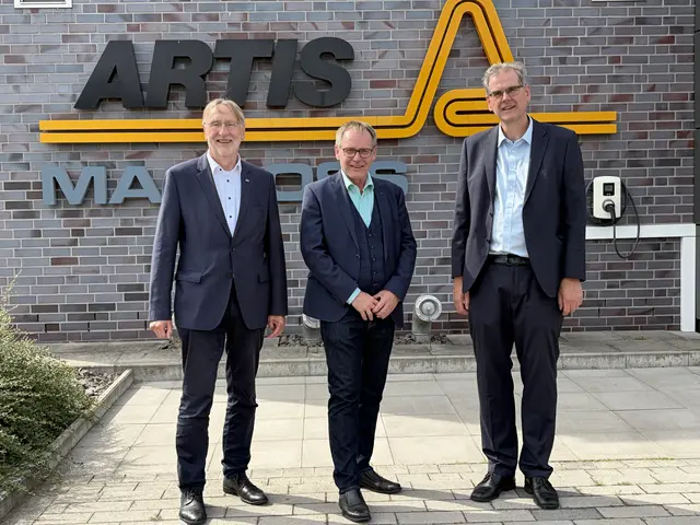 Bernd Lange (v. li.) und Lars Heuer wurden von Prof. Dr.-Ing. Dirk Lange bei Artis in Empfang genommen | Foto: hg