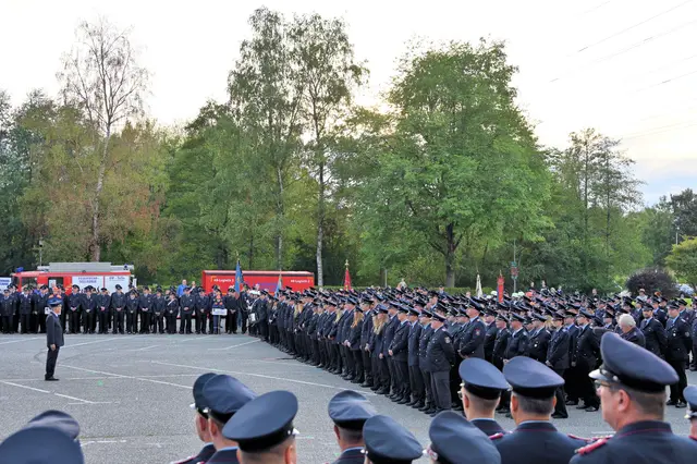 Die Feuerwehranwärter vor ihrer Verpflichtung | Foto: Mathias Wille
