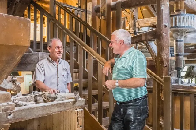 Im Mühlenmuseum in Moisburg erklären Ehrenamtliche die Mühlentechnik.