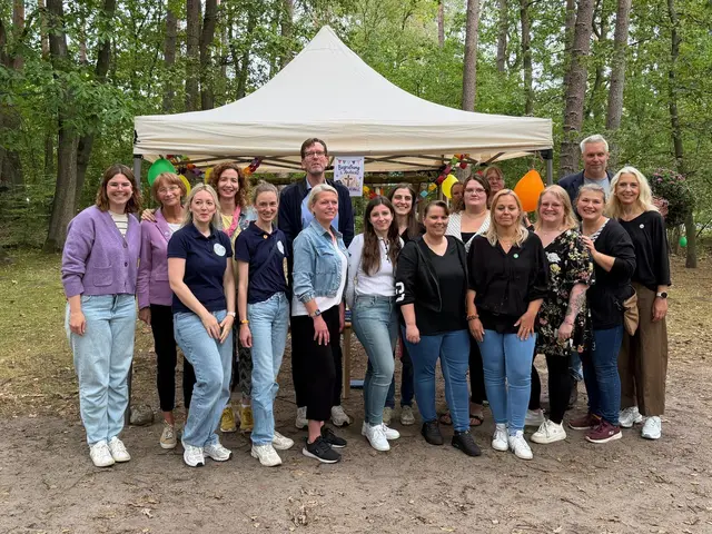 Das Team der KiTa und der Förderverein feierte das 30-jährige Bestehens ihrer Kindertagesstätte  "Am Schoolsolt" in Holm Seppensen | Foto: Verein