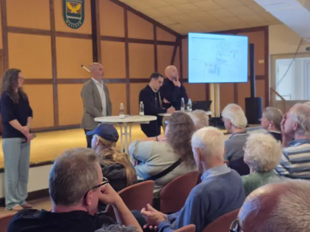 Verkehrsplanerin Svea Coerdt (v. li.) von der PGT Umwelt und Verkehr GmbH aus Hannover, Revitalis-Geschäftsführer Marc Wirtz, Architekt Alexander Ganse und Revitalis-Projektverantwortlicher Thies May erklärten die Pläne | Foto: pöp