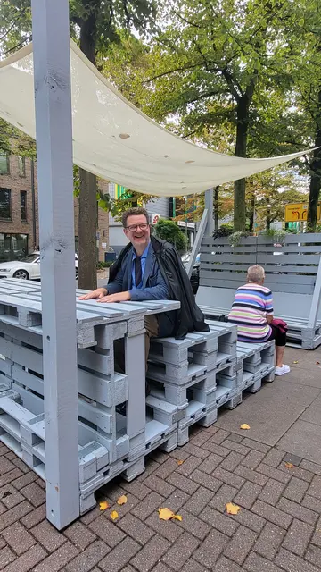 Prof. Karsten Ley am Arbeitsplatz im Freien, der in die Sitzgruppe vor dem Fidelio integriert ist