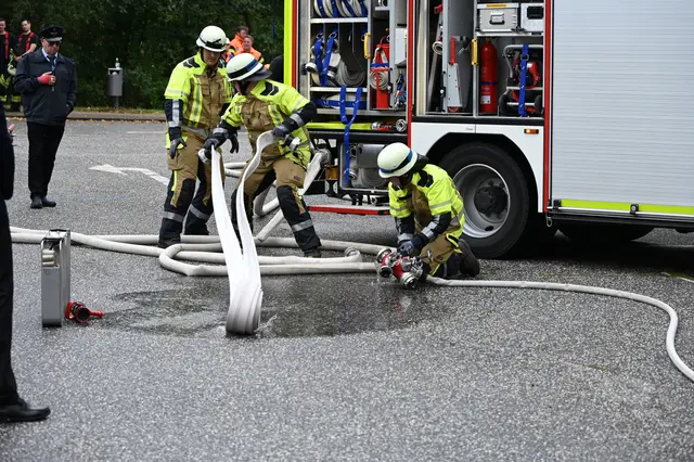 Die Brandschützer beim Aufbau des Löschangriffs | Foto: Mathias Wille